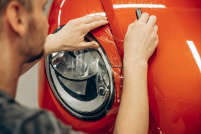 Glimmend de weg op: zo verwijder je krassen uit je auto